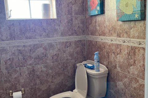 House in Miami, Florida 4 bedrooms, 195.47 sq.m. № 1993083 - photo 23