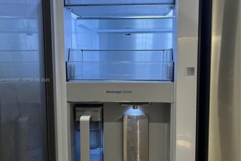 House in Miami, Florida 4 bedrooms, 195.47 sq.m. № 1993083 - photo 17