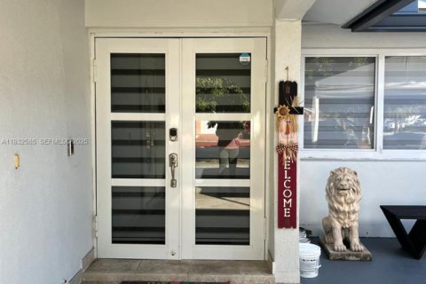 House in Miami, Florida 4 bedrooms, 195.47 sq.m. № 1993083 - photo 3