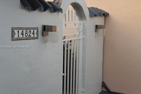 House in Miami, Florida 4 bedrooms, 195.47 sq.m. № 1993083 - photo 2