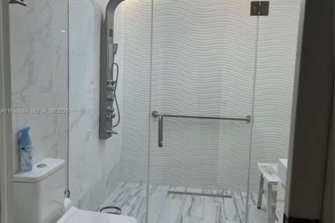 House in Miami, Florida 4 bedrooms, 195.47 sq.m. № 1993083 - photo 9