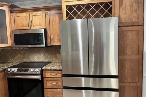 House in Miami, Florida 4 bedrooms, 195.47 sq.m. № 1993083 - photo 14