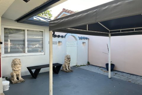 House in Miami, Florida 4 bedrooms, 195.47 sq.m. № 1993083 - photo 4