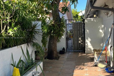 House in Miami, Florida 4 bedrooms, 195.47 sq.m. № 1993083 - photo 20