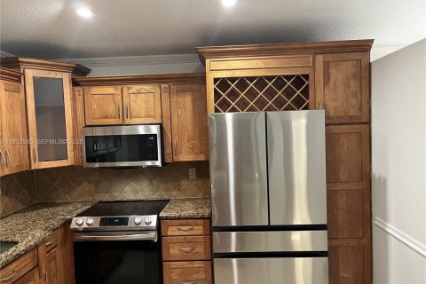 House in Miami, Florida 4 bedrooms, 195.47 sq.m. № 1993083 - photo 15