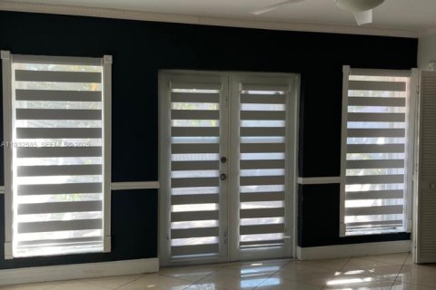 House in Miami, Florida 4 bedrooms, 195.47 sq.m. № 1993083 - photo 6