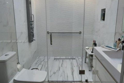 House in Miami, Florida 4 bedrooms, 195.47 sq.m. № 1993083 - photo 8