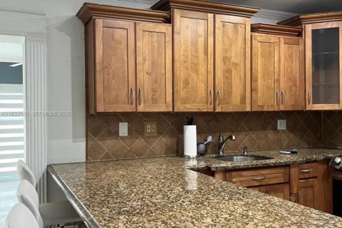 House in Miami, Florida 4 bedrooms, 195.47 sq.m. № 1993083 - photo 12