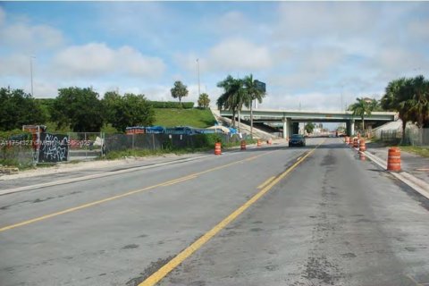 Commercial property in Miami, Florida № 1836618 - photo 2