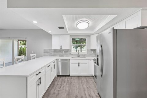House in Tampa, Florida 4 bedrooms, 170.85 sq.m. № 1853127 - photo 2