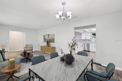 House in Tampa, Florida 4 bedrooms, 170.85 sq.m. № 1853127 - photo 4