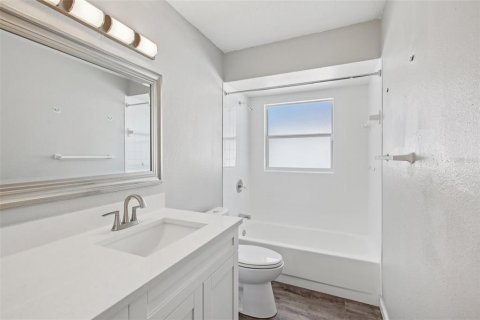 House in Tampa, Florida 4 bedrooms, 170.85 sq.m. № 1853127 - photo 18
