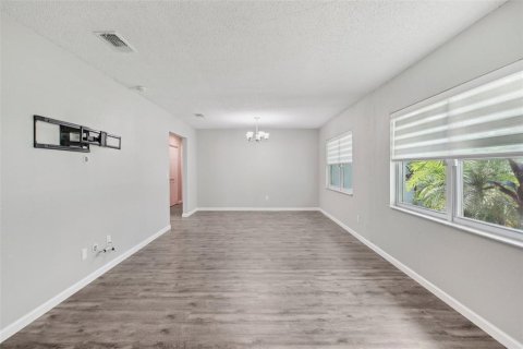 House in Tampa, Florida 4 bedrooms, 170.85 sq.m. № 1853127 - photo 9