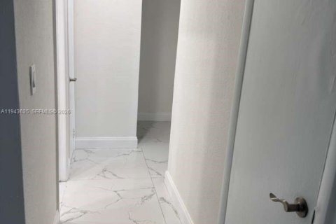 Apartment in Miami, Florida 2 bedrooms № 2000536 - photo 9