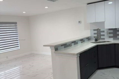 Apartment in Miami, Florida 2 bedrooms № 2000536 - photo 4