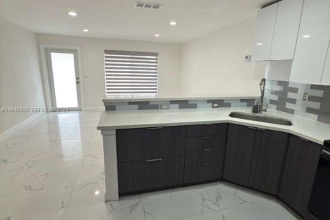 Apartment in Miami, Florida 2 bedrooms № 2000536 - photo 7