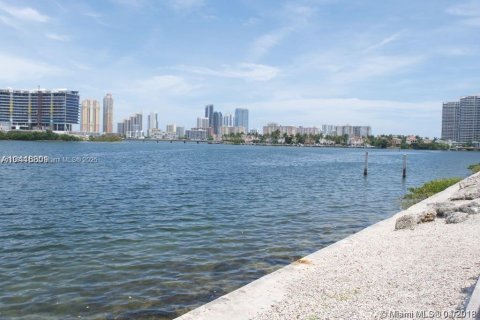 Condo in Aventura, Florida, 2 bedrooms  № 2022341 - photo 26