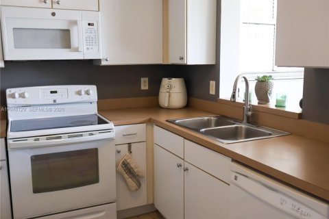 Купить кондоминиум в Майами, Флорида 2 спальни, 116.59м2, № 2004175 - фото 18