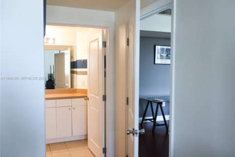 Купить кондоминиум в Майами, Флорида 2 спальни, 116.59м2, № 2004175 - фото 10