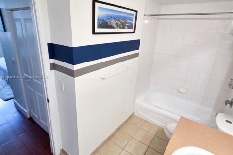 Купить кондоминиум в Майами, Флорида 2 спальни, 116.59м2, № 2004175 - фото 12