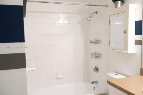 Купить кондоминиум в Майами, Флорида 2 спальни, 116.59м2, № 2004175 - фото 9