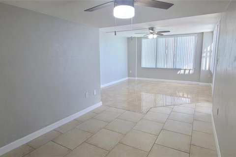 Condo in Daytona Beach Shores, Florida, 2 bedrooms № 2218990 - photo 11