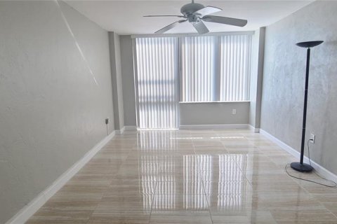 Condo in Daytona Beach Shores, Florida, 2 bedrooms № 2218990 - photo 12