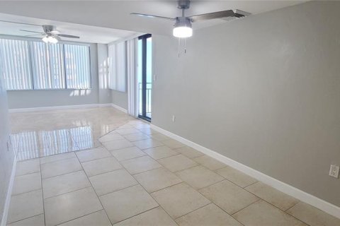 Condo in Daytona Beach Shores, Florida, 2 bedrooms № 2218990 - photo 10
