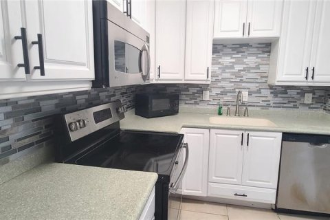 Condo in Daytona Beach Shores, Florida, 2 bedrooms № 2218990 - photo 16