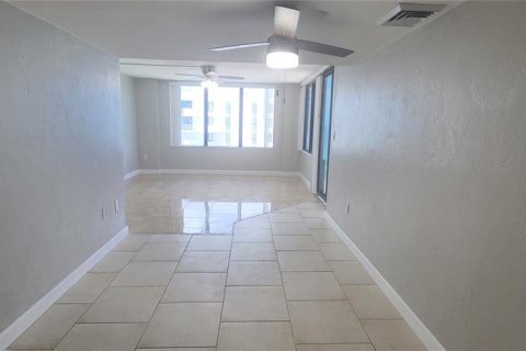 Condo in Daytona Beach Shores, Florida, 2 bedrooms № 2218990 - photo 9