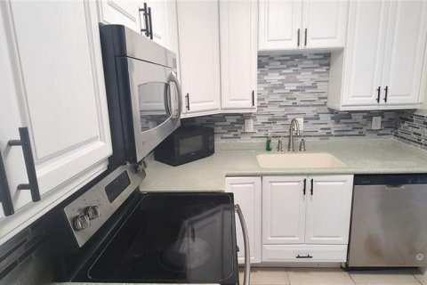 Condo in Daytona Beach Shores, Florida, 2 bedrooms № 2218990 - photo 18