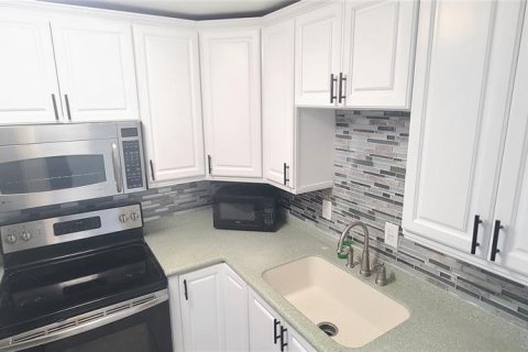 Condo in Daytona Beach Shores, Florida, 2 bedrooms № 2218990 - photo 17