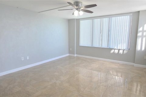Condo in Daytona Beach Shores, Florida, 2 bedrooms № 2218990 - photo 8