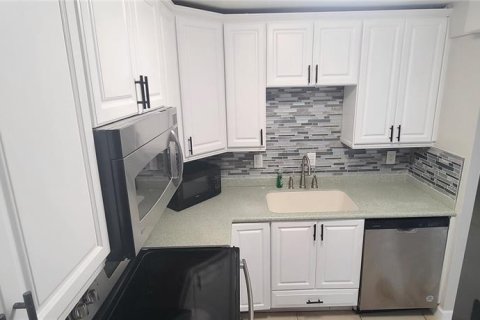 Condo in Daytona Beach Shores, Florida, 2 bedrooms № 2218990 - photo 20