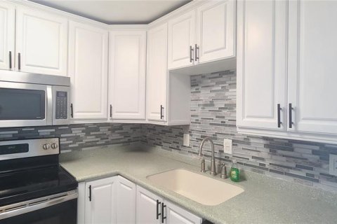 Condo in Daytona Beach Shores, Florida, 2 bedrooms № 2218990 - photo 13