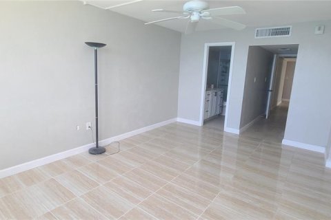Condo in Daytona Beach Shores, Florida, 2 bedrooms № 2218990 - photo 23