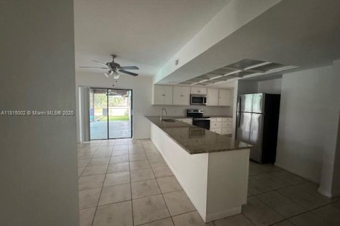 House in Fort Myers, Florida 3 bedrooms, 210.33 sq.m. № 1768218 - photo 8