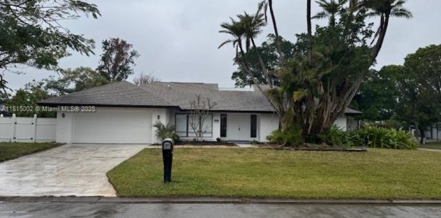 House in Fort Myers, Florida 3 bedrooms, 210.33 sq.m. № 1768218