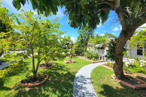 House in Margate, Florida 6 bedrooms, 161.19 sq.m. № 2027107