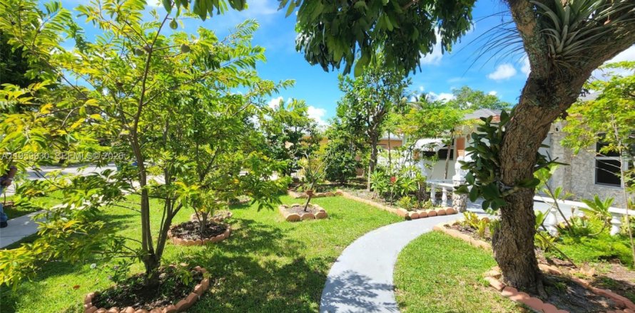 House in Margate, Florida 6 bedrooms, 161.19 sq.m. № 2027107