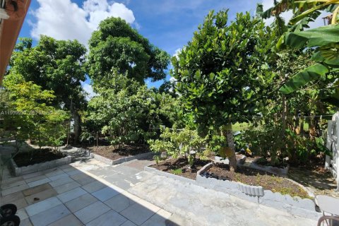 House in Margate, Florida 6 bedrooms, 161.19 sq.m. № 2027107 - photo 10