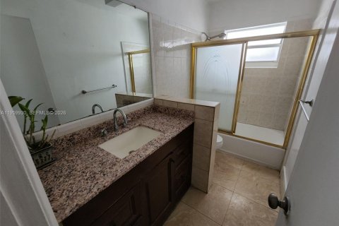 House in Margate, Florida 6 bedrooms, 161.19 sq.m. № 2027107 - photo 3