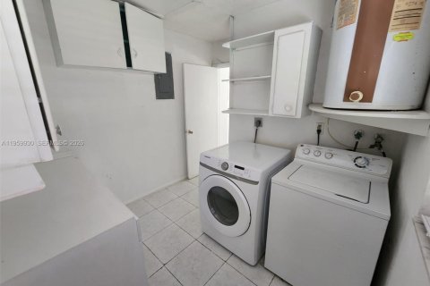 House in Margate, Florida 6 bedrooms, 161.19 sq.m. № 2027107 - photo 6