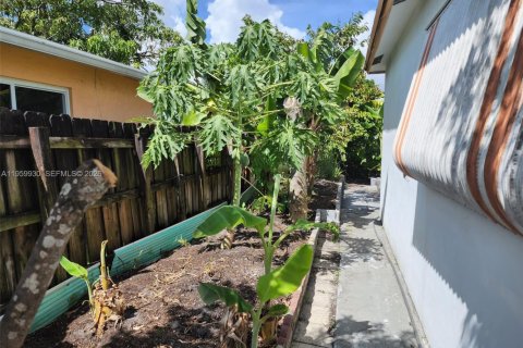 House in Margate, Florida 6 bedrooms, 161.19 sq.m. № 2027107 - photo 9