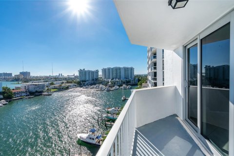 Снять в аренду кондоминиум в Норт-Бей-Виллидж, Флорида 1 спальня, 92.9м2, № 2005418 - фото 2
