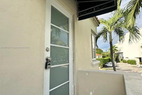 Casa en alquiler en Coral Gables, Florida, 3 dormitorios, 102.84 m2 № 1948813 - foto 3