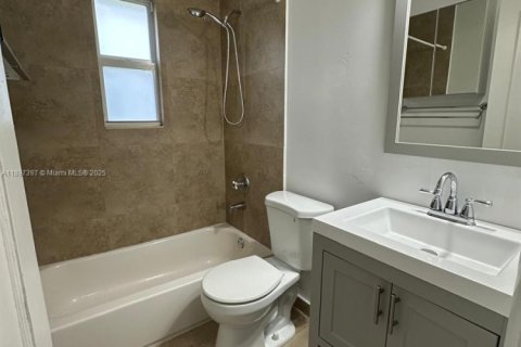 Casa en alquiler en Coral Gables, Florida, 3 dormitorios, 102.84 m2 № 1948813 - foto 13