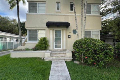 Casa en alquiler en Coral Gables, Florida, 3 dormitorios, 102.84 m2 № 1948813 - foto 1