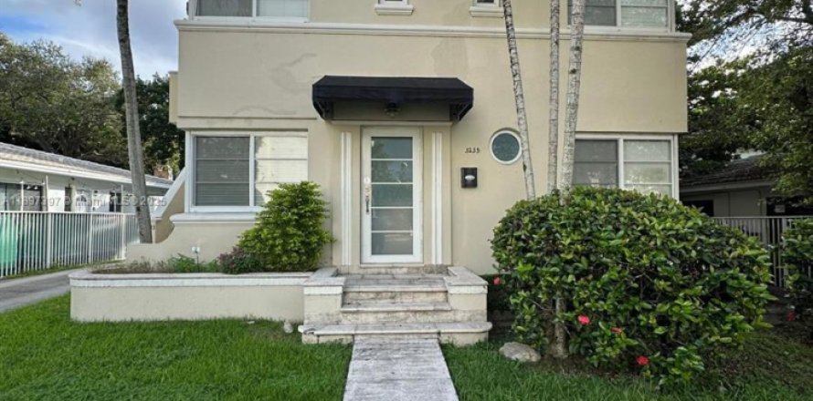 Casa en Coral Gables, Florida 3 dormitorios, 102.84 m2 № 1948813
