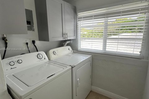 Casa en alquiler en Coral Gables, Florida, 3 dormitorios, 102.84 m2 № 1948813 - foto 10